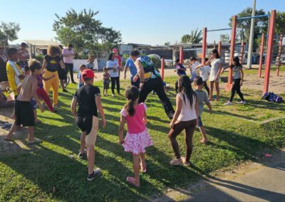 Oficina de capoeira e feitio de instrumentos musicais com reciclagem